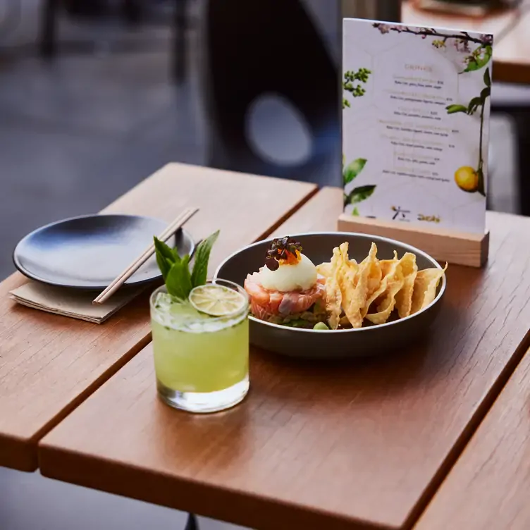 Sashimi tacos with salmon, tuna, avocado, and yuzu granita paired with a Japanese botanical gin cocktail at Zushi, one of the best outdoor restaurants in Sydney