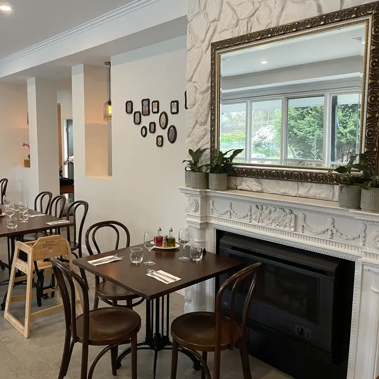 The indoor dining area and decor at Kuzina in Eltham, one of Melbourne’s best Greek restaurants.