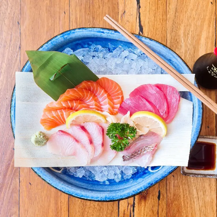 A plate of sashimi served over a bowl of ice at Robata Jones.