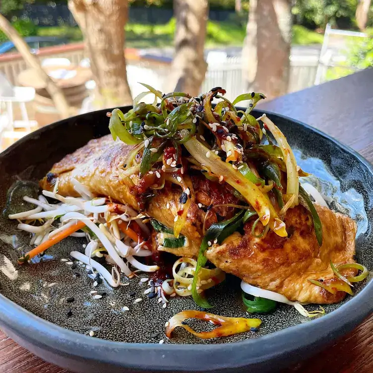 An omelette topped with mixed vegetables at Tamborine Mountain Coffee Plantation, one of the best brunch spots on the Gold Coast.