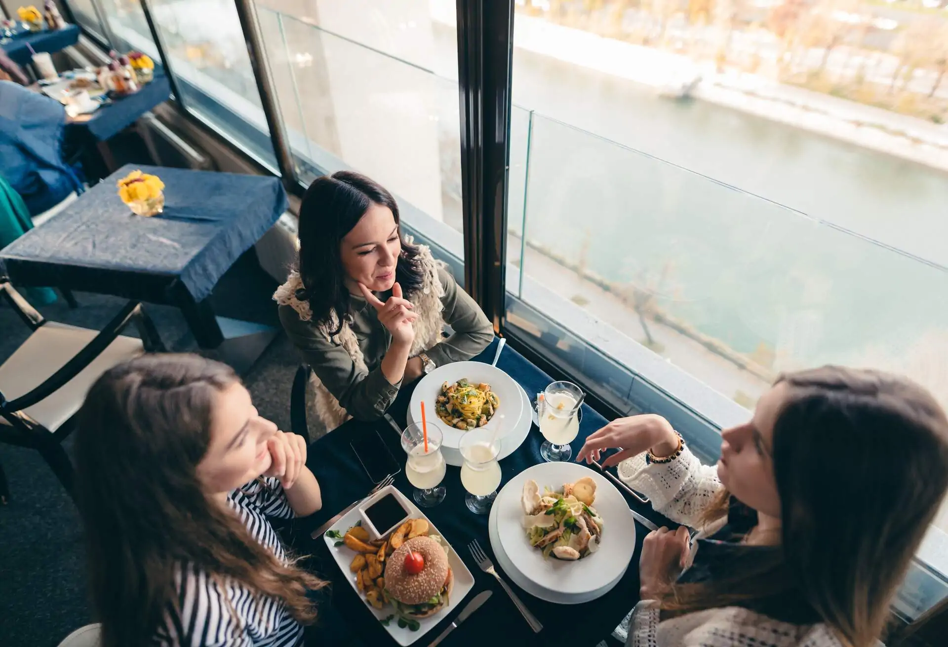 hotel-customers-in-restaurant