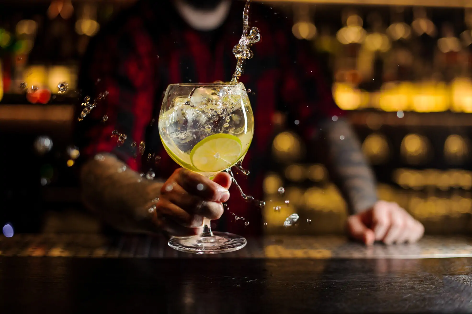 theme_drink_cocktail_gin_tonic_bar_bartender_person_hands_gettyimages-1066169180_universal_within-usage-period_96898-1